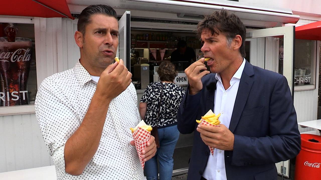 Ronald Sträter eet frietje met burgemeester Paul Depla van Breda.