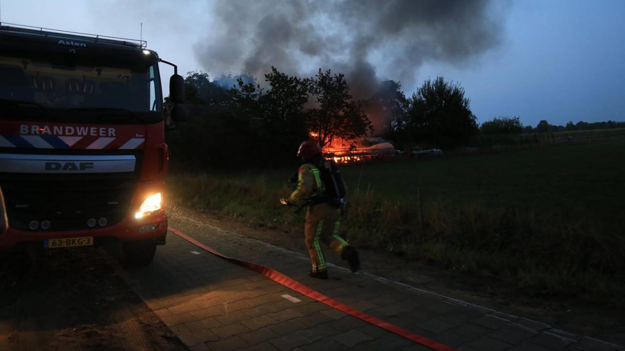 Volgens een ooggetuige lijkt het huis niet meer te redden. (foto: SQ Vision Mediaprodukties)