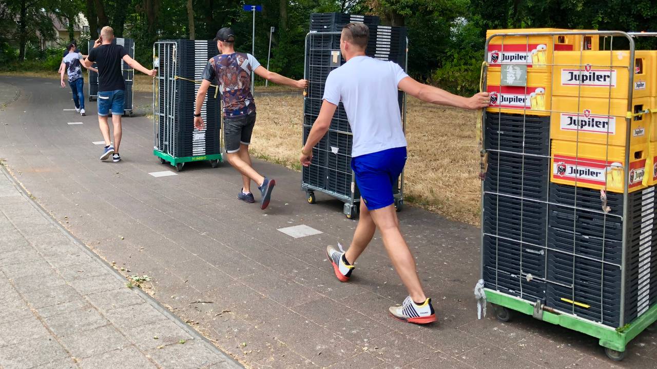 Opruimen die kratten, heren.