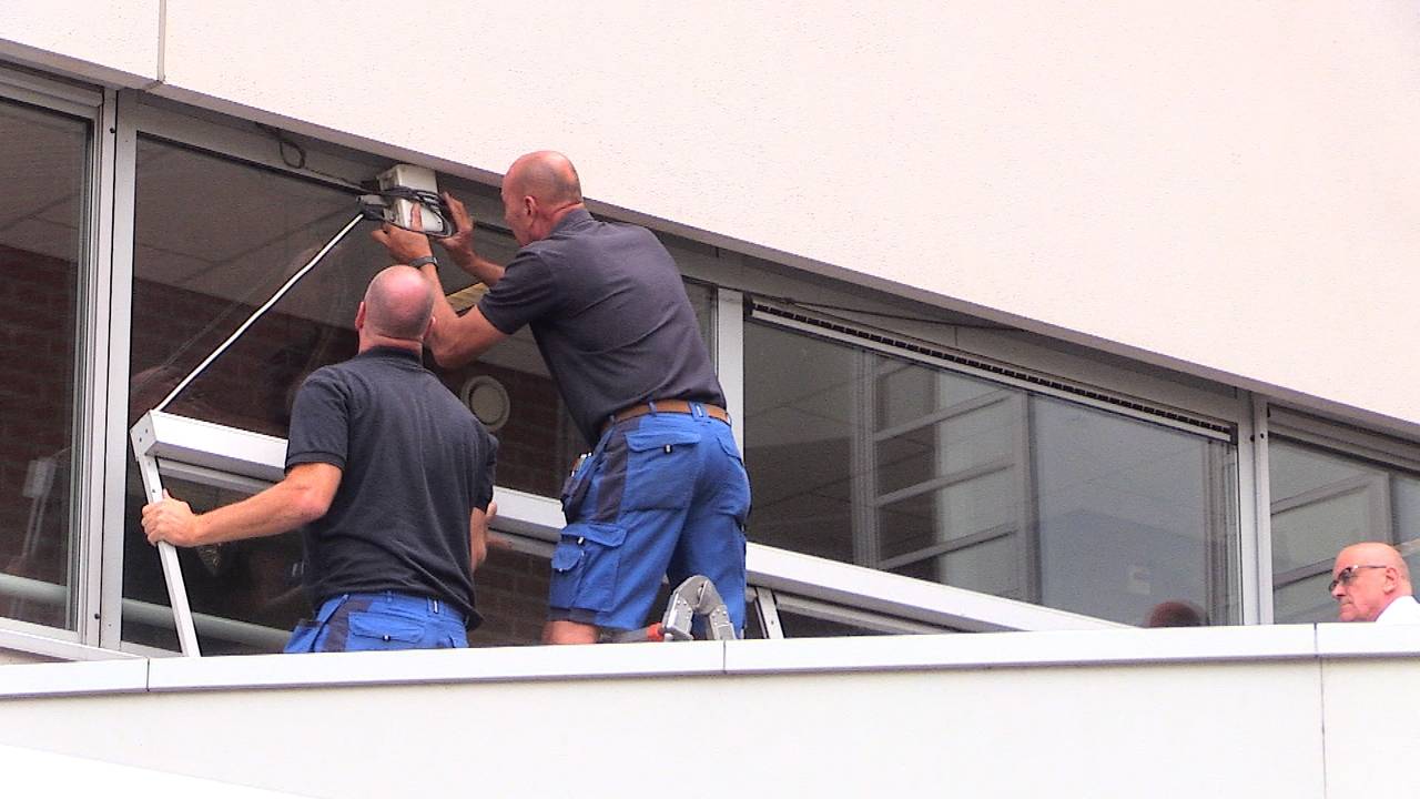 Zonwering wordt aangepakt. (foto: Linda Koppejan)