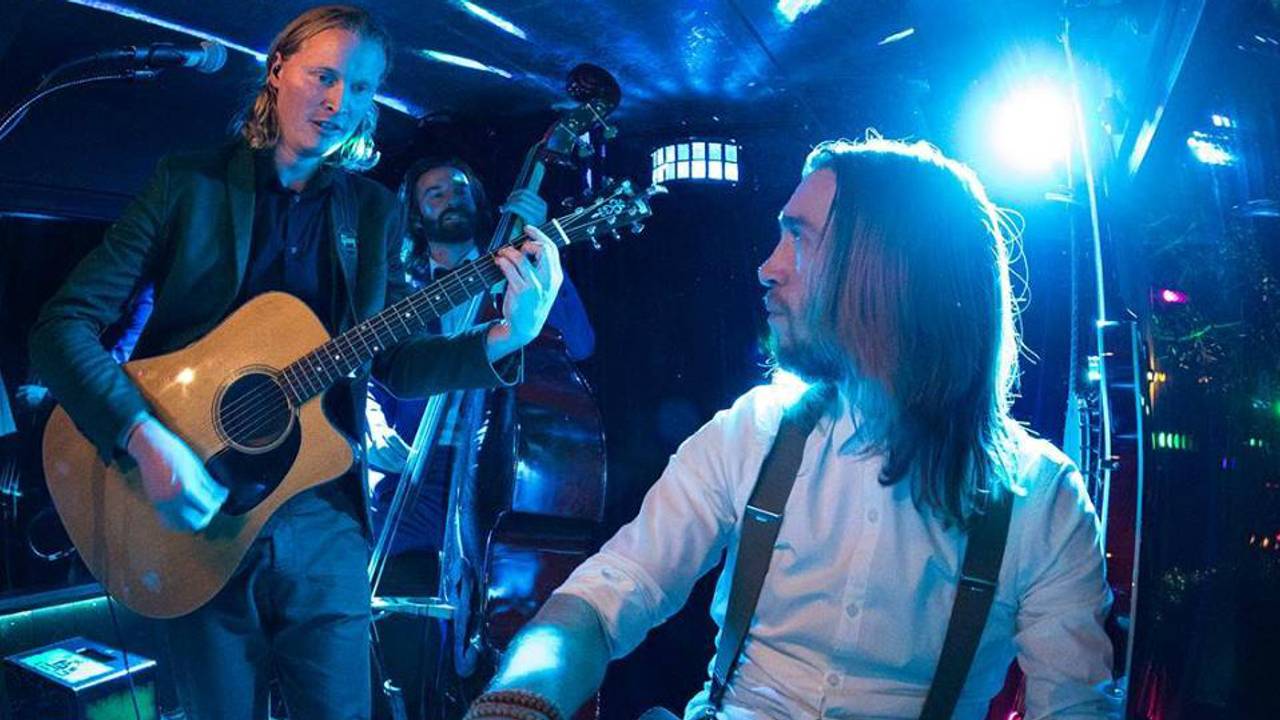 De band hoopt weer snel te kunnen toeren met hun bus.