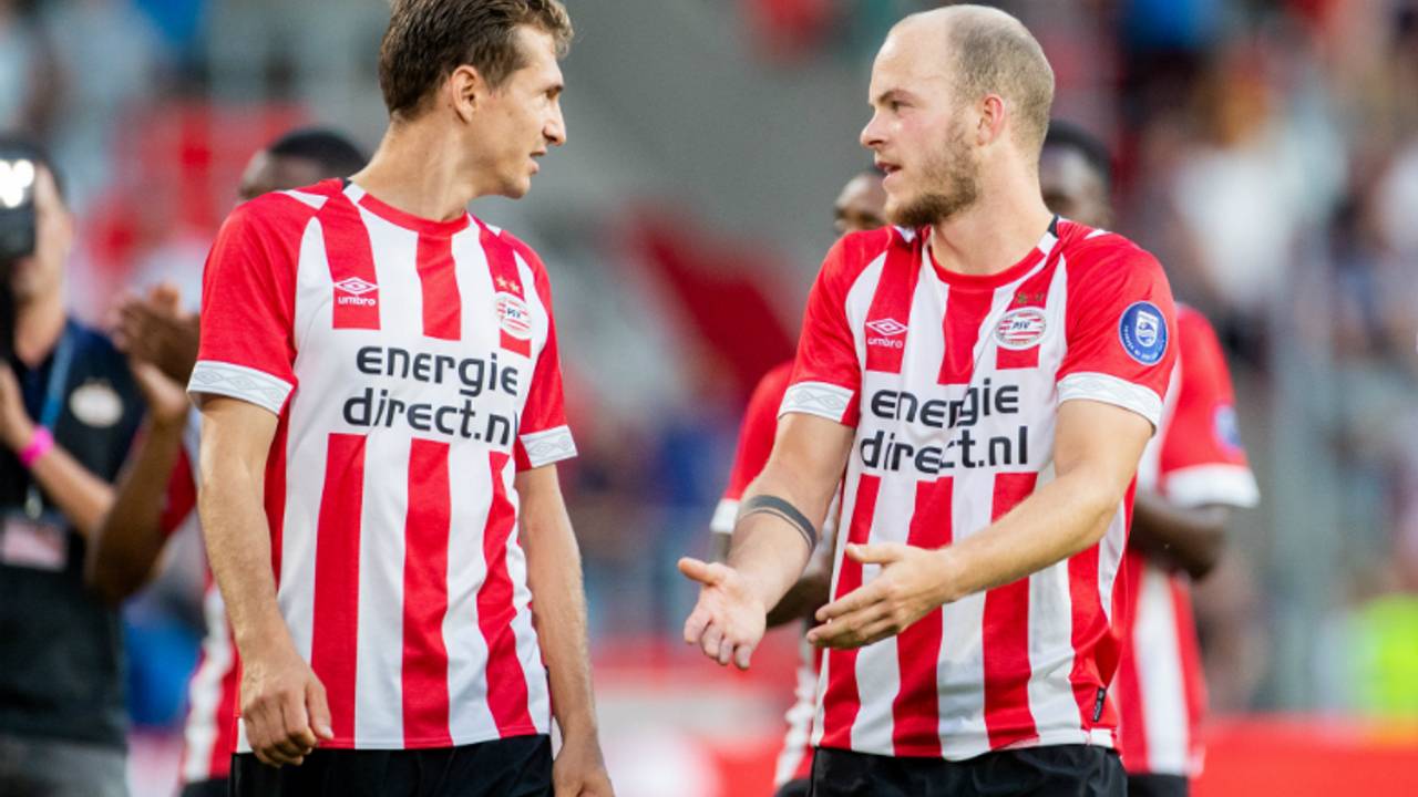 Daniel Schwaab en Jorrit Hendrix in gesprek na afloop van het oefenduel tegen Valencia. (Foto: VI Images)