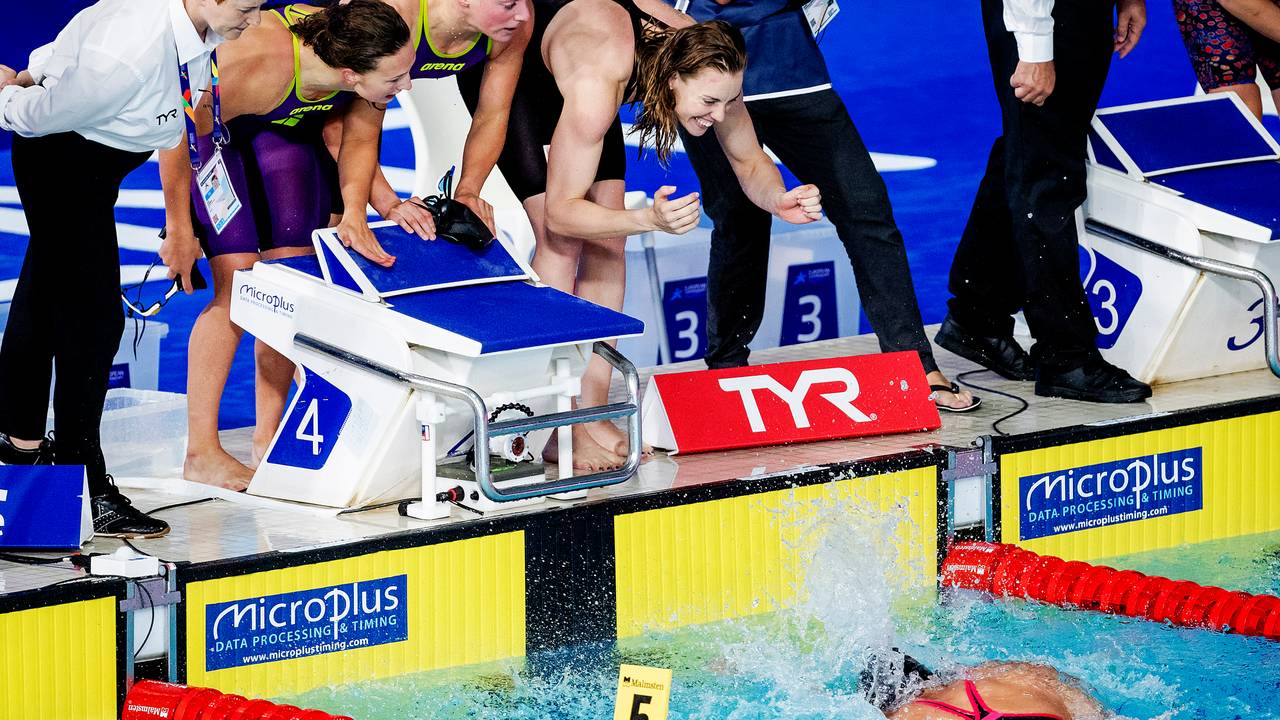 Ploeggenoten schreeuwen Ranomi Kromowidjojo naar voren, uiteindelijk is dat goed voor zilver (foto: ANP).