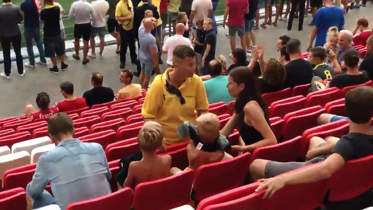 De jongens begrepen niet waarom hen werd gevraagd hun shirt om te draaien. (bron: videofragment)