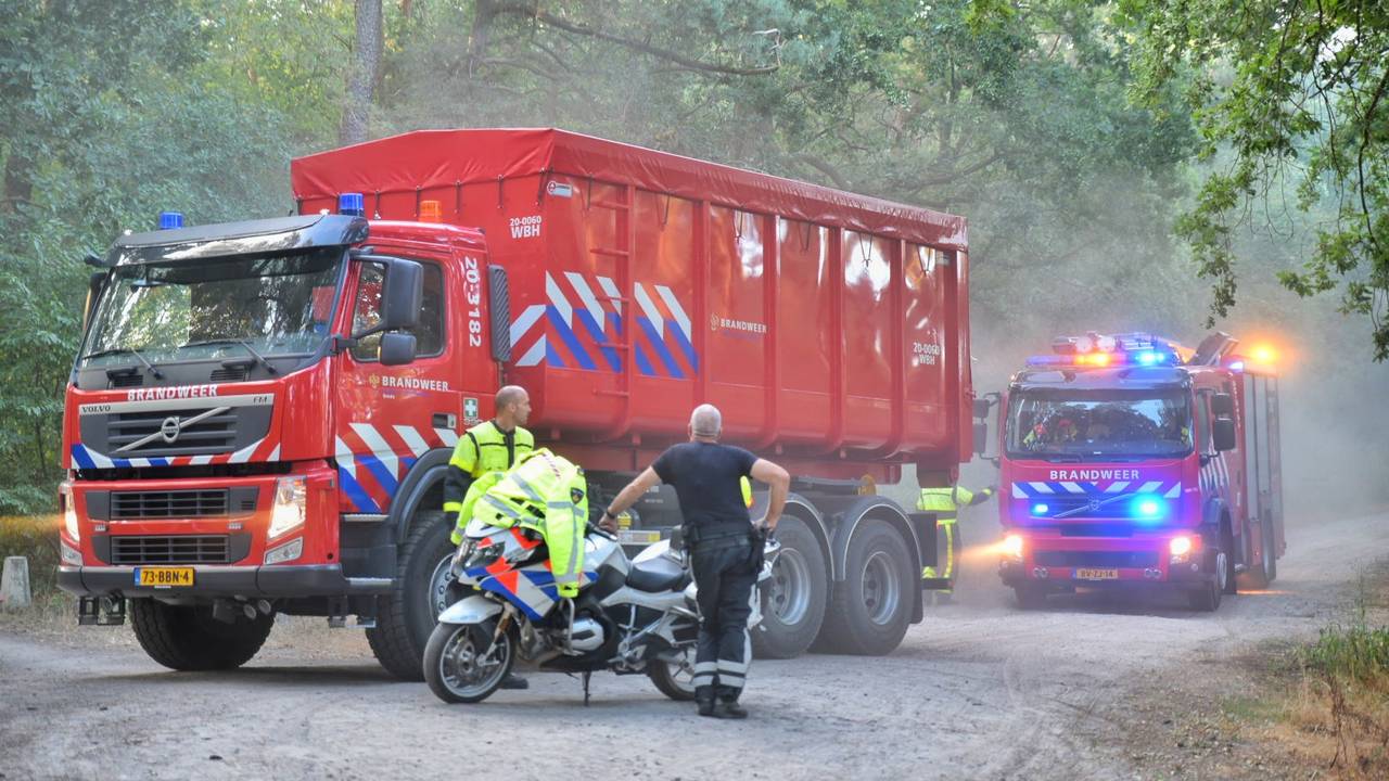 De brandweer aan het werk in Alphen Foto: Toby de Kort