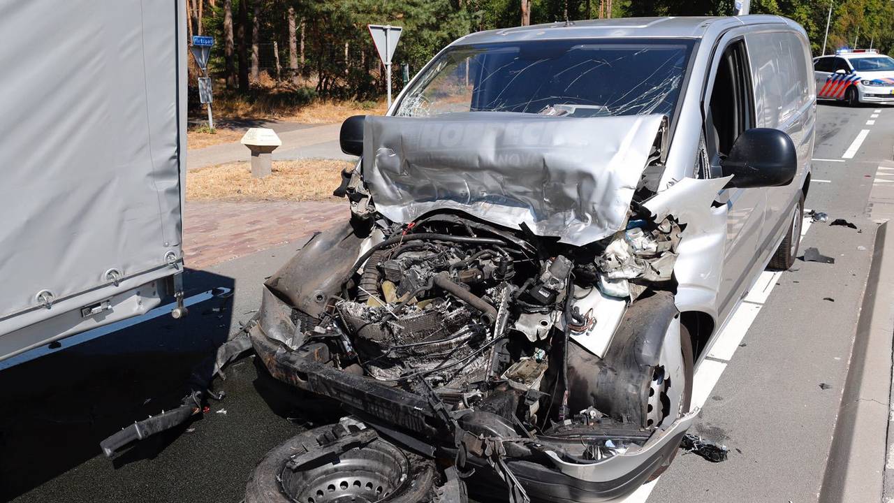 Bij het ongeluk raakten drie mensen gewond. (Foto: Rico Vogels/SQ Vision)