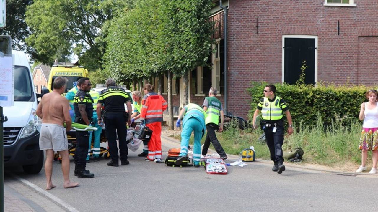 De scooterrijder is overleden. (Foto: Jurgen Versteeg/FPMB)
