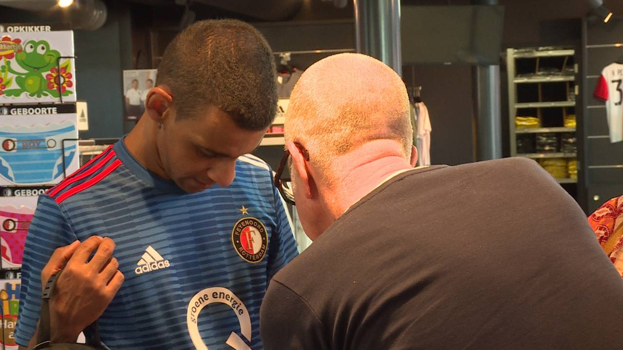 Ritchie krijgt spullen in de fanshop. (Foto: RTV Rijnmond).