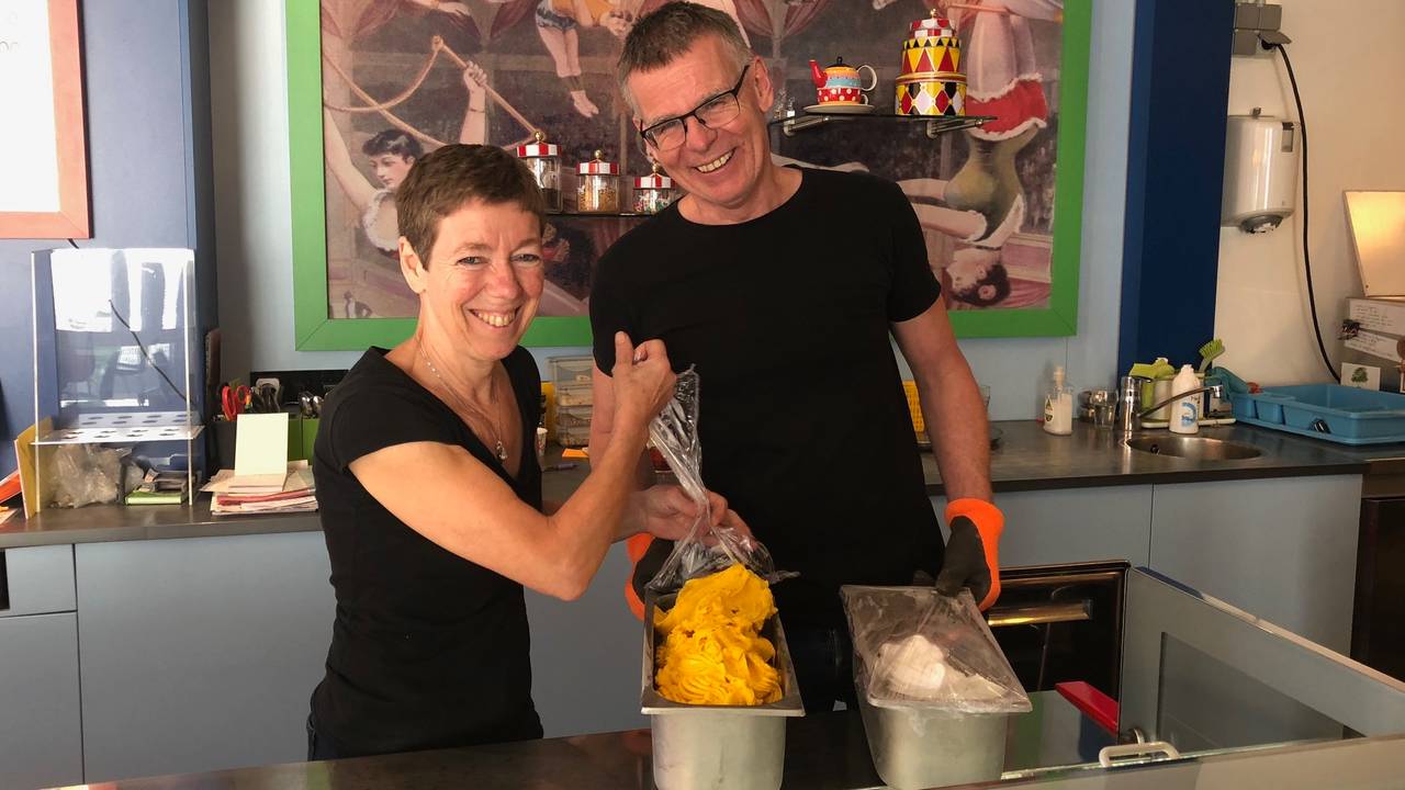 Rita en René bereiden het ijs in ijssalon Il Circo in Stiphout
