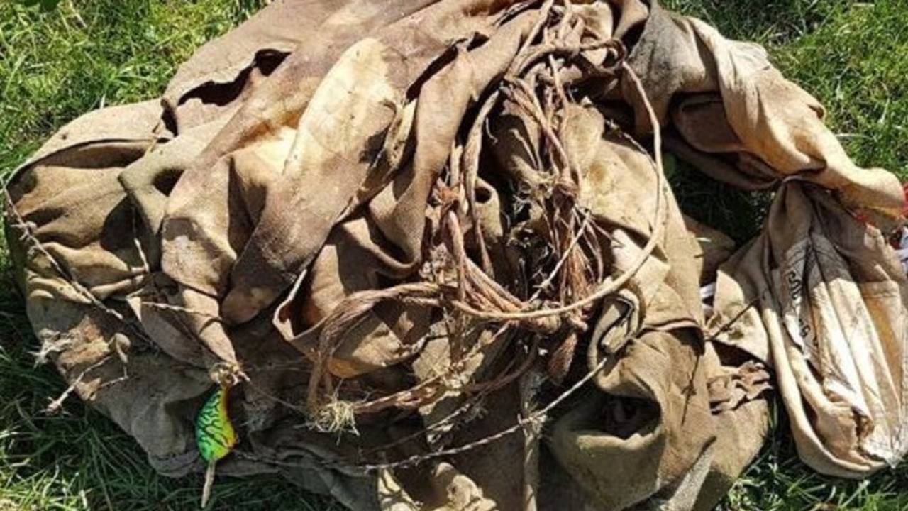 De hond zat in een zak. (Foto: politie)