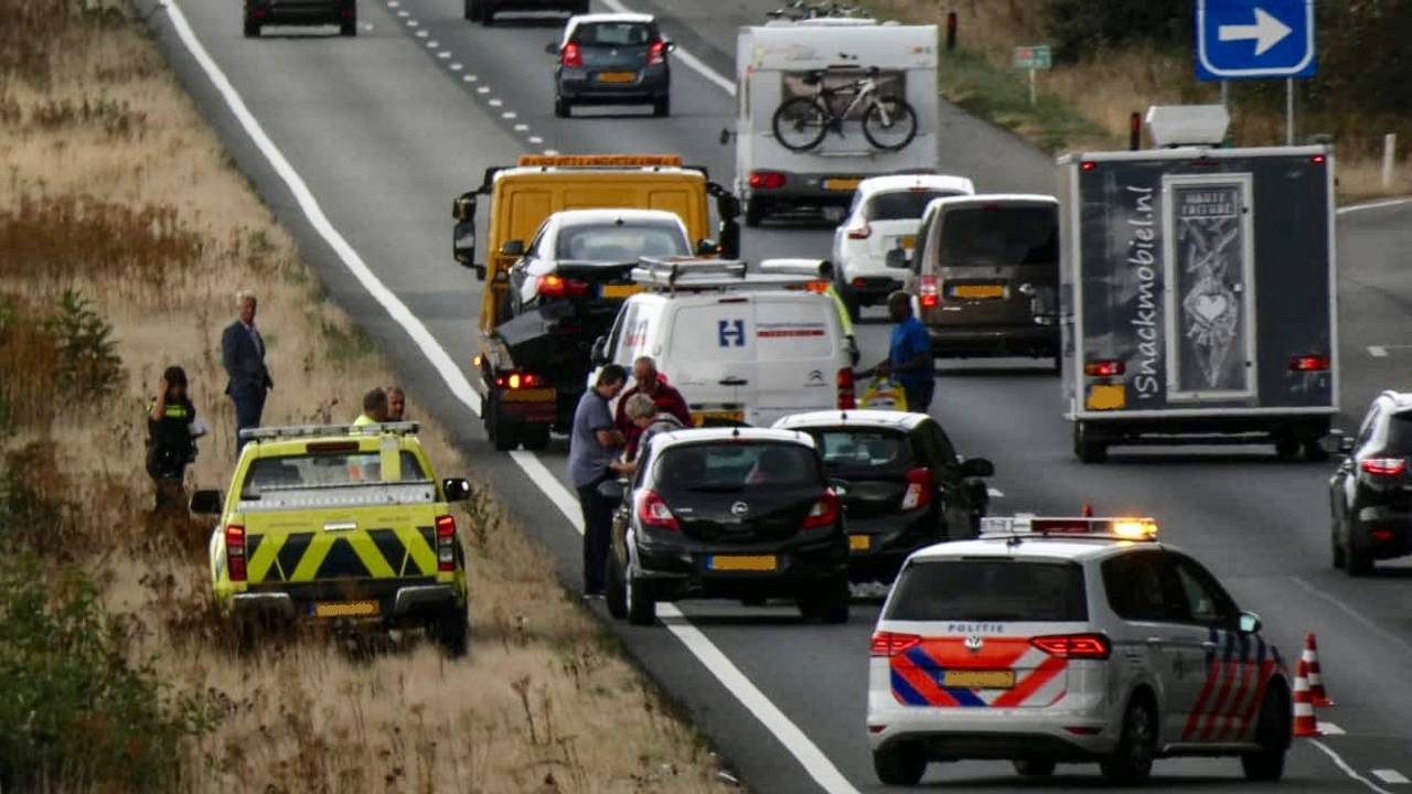 Het ongeval op de A50 trok nogal wat filmende passanten. Foto: Danny van Schijndel
