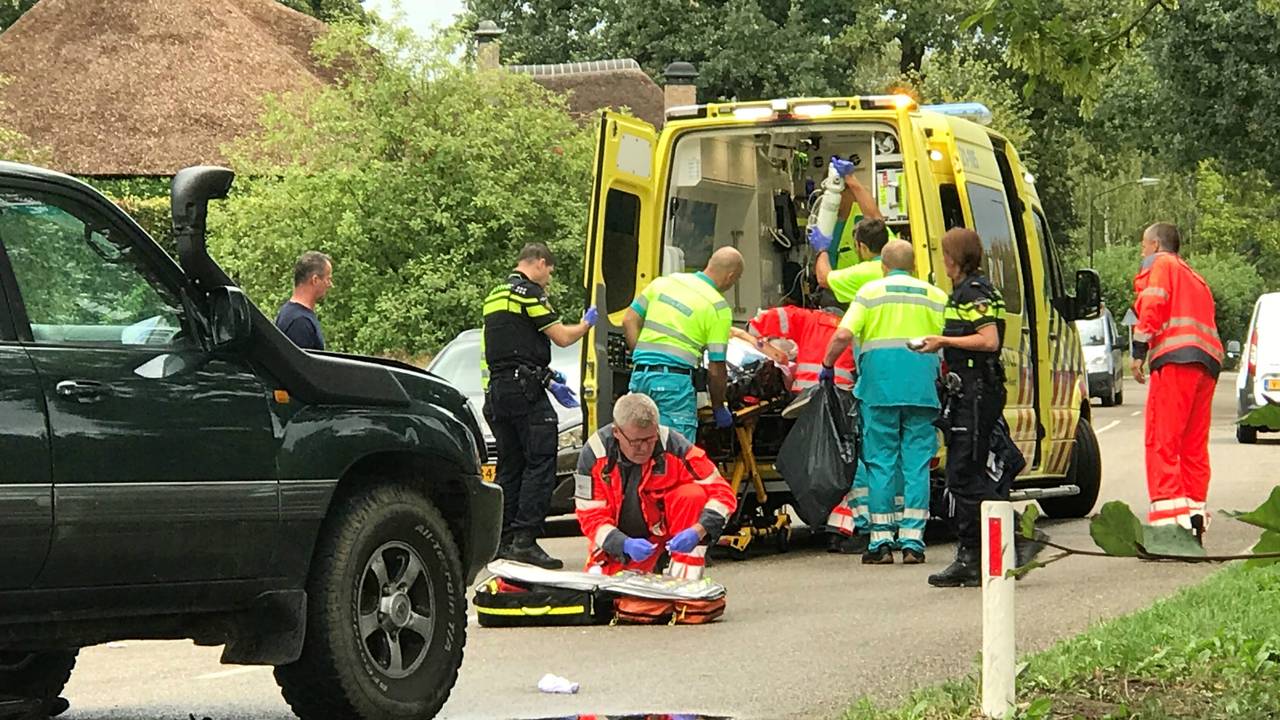 Hulpverleners ter plaatse na het ongeluk. (Foto: Bart Meesters/Meesters Multi Media)