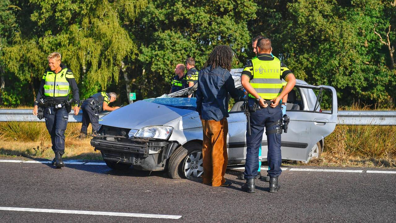 De auto raakte zwaar beschadigd. (Foto: Rico Vogels/SQ Vision)