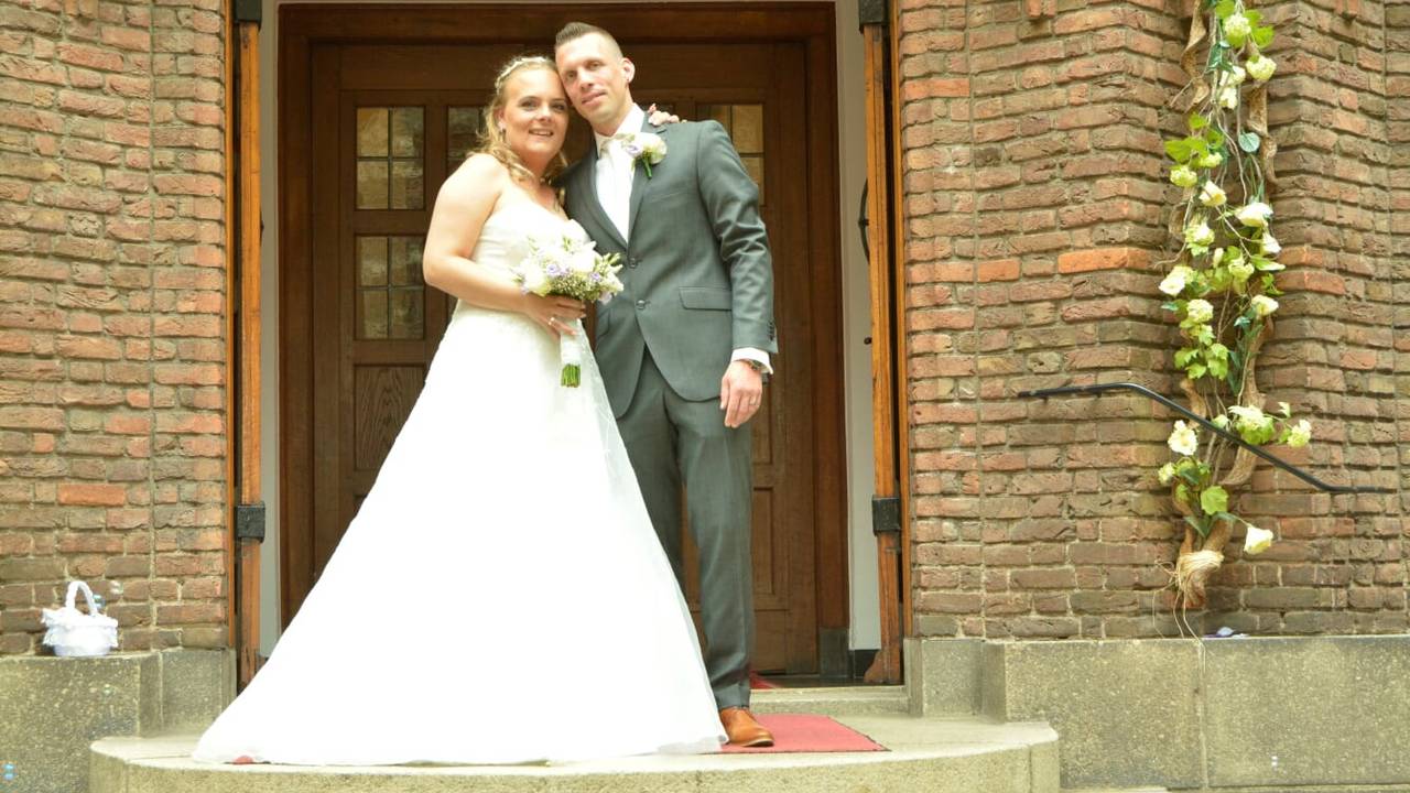 Lisanne, in de bewuste trouwjurk, en Jos op hun huwelijksdag (foto: familie-archief).