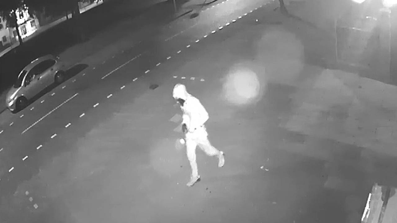 De dader van de aanslag op beeld.