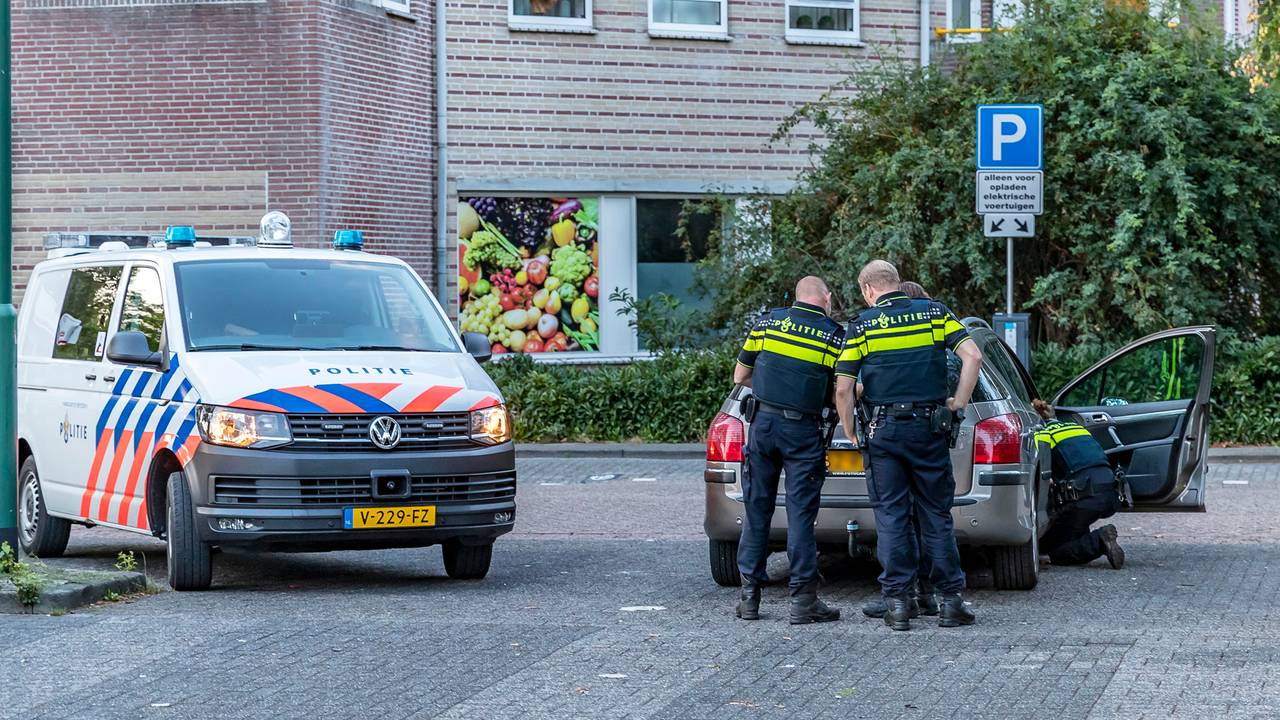 De politie doorzoekt de auto van de dakloper. (Foto: Marcel van Dorst)