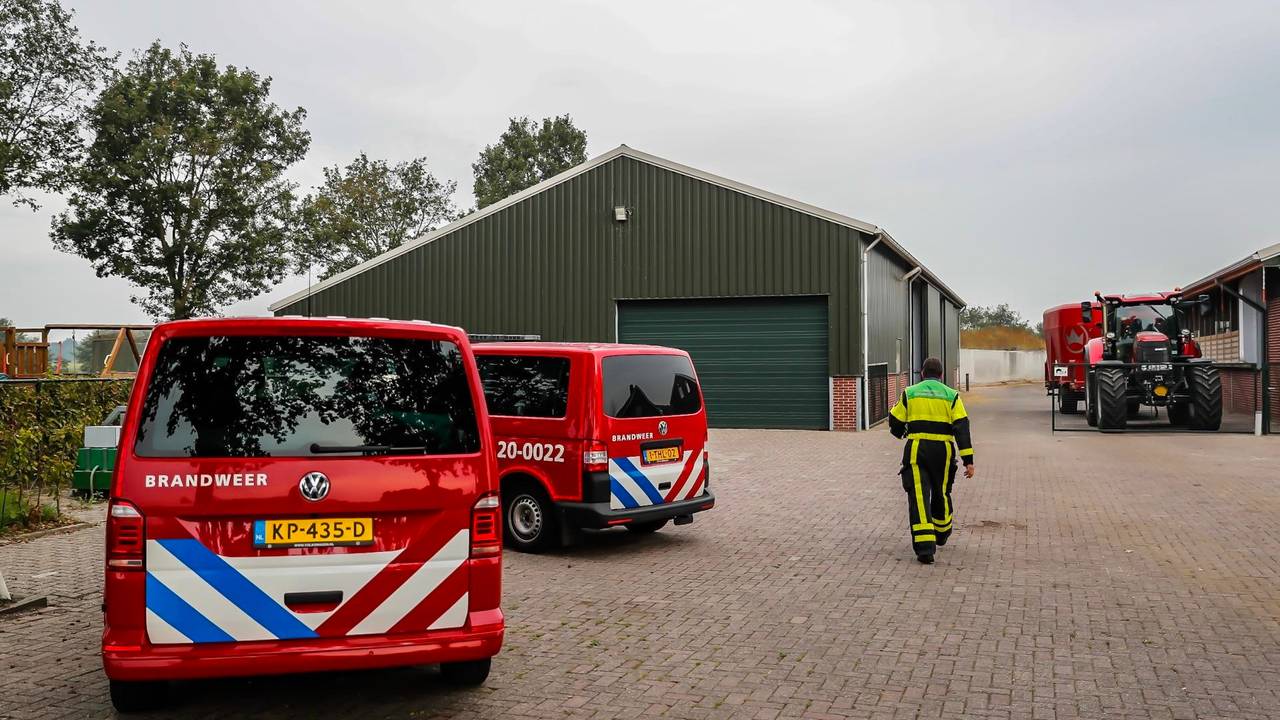 De brandweer bij de boerderij in Rijen (foto: Marcel van Dorst-SQ Vision)