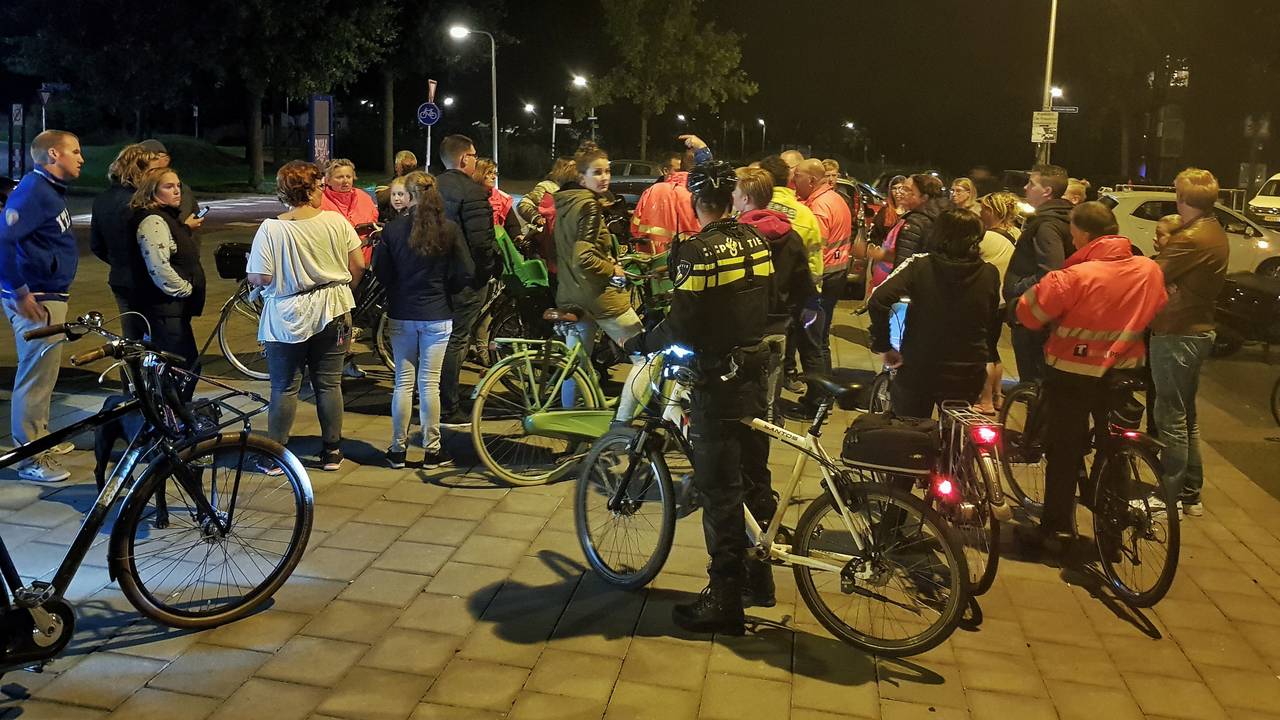 Tientallen mensen hadden zich bij de Heyhoef verzameld om te zoeken. (Foto: Toby de Kort/SQ Vision)