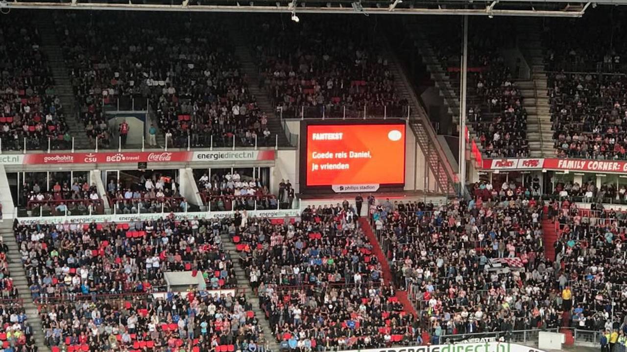 Het eerbetoon aan Daniël tijdens de 20ste minuut van PSV-Willem II