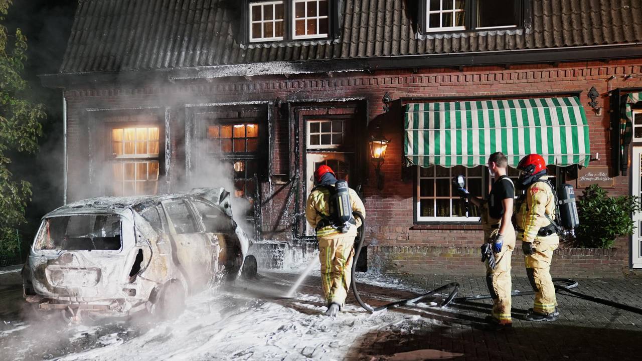 De brandweer bestreed het vuur. (Foto: SQ Vision)