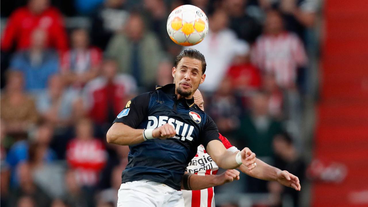 Fran Sol gaat een kopduel aan in de wedstrijd tegen PSV (foto: VI Images).