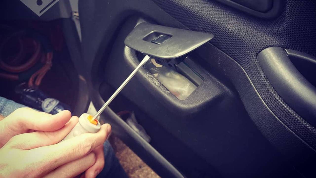 Er werd flink wat drugs gevonden in het geheime vak (foto: Facebook Politie Oss)