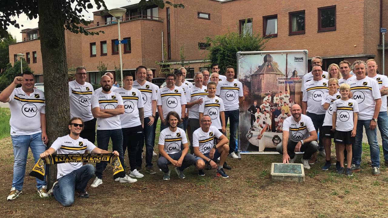 De supporters van NAC poseren in het witte uitshirt (foto: Ronald Strater)