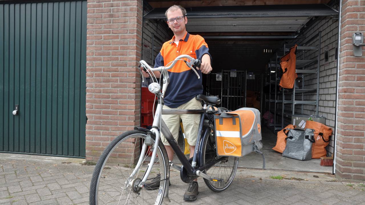 De Eindhovense Sonny van den Bosch met (andere!) postfiets