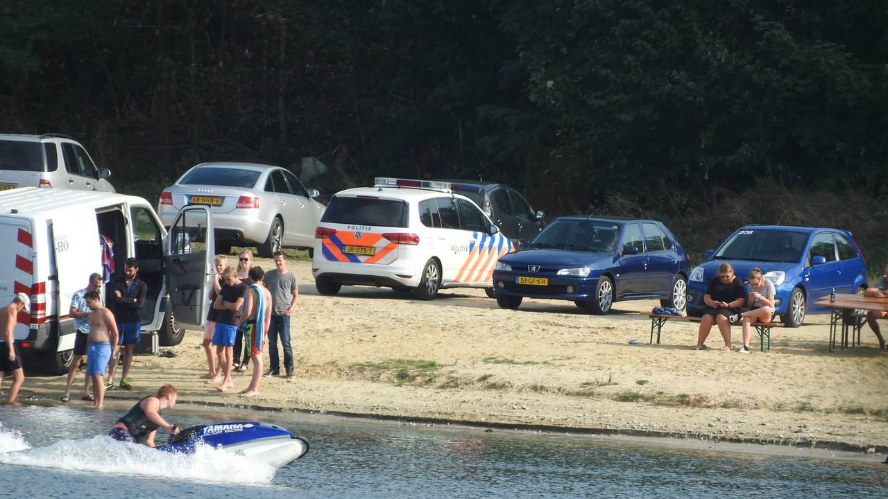 De gewonde man is afgevoerd, het jetskiën in Mill is hervat (foto: Danny van Schijndel).