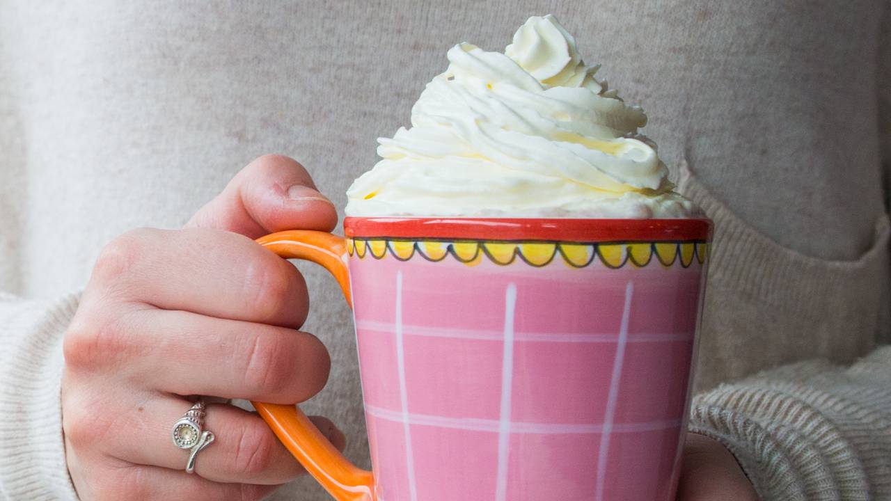Zaterdag niet warmer dan 16 graden: tijd voor warme chocolademelk, met slagroom! (Foto: ANP)