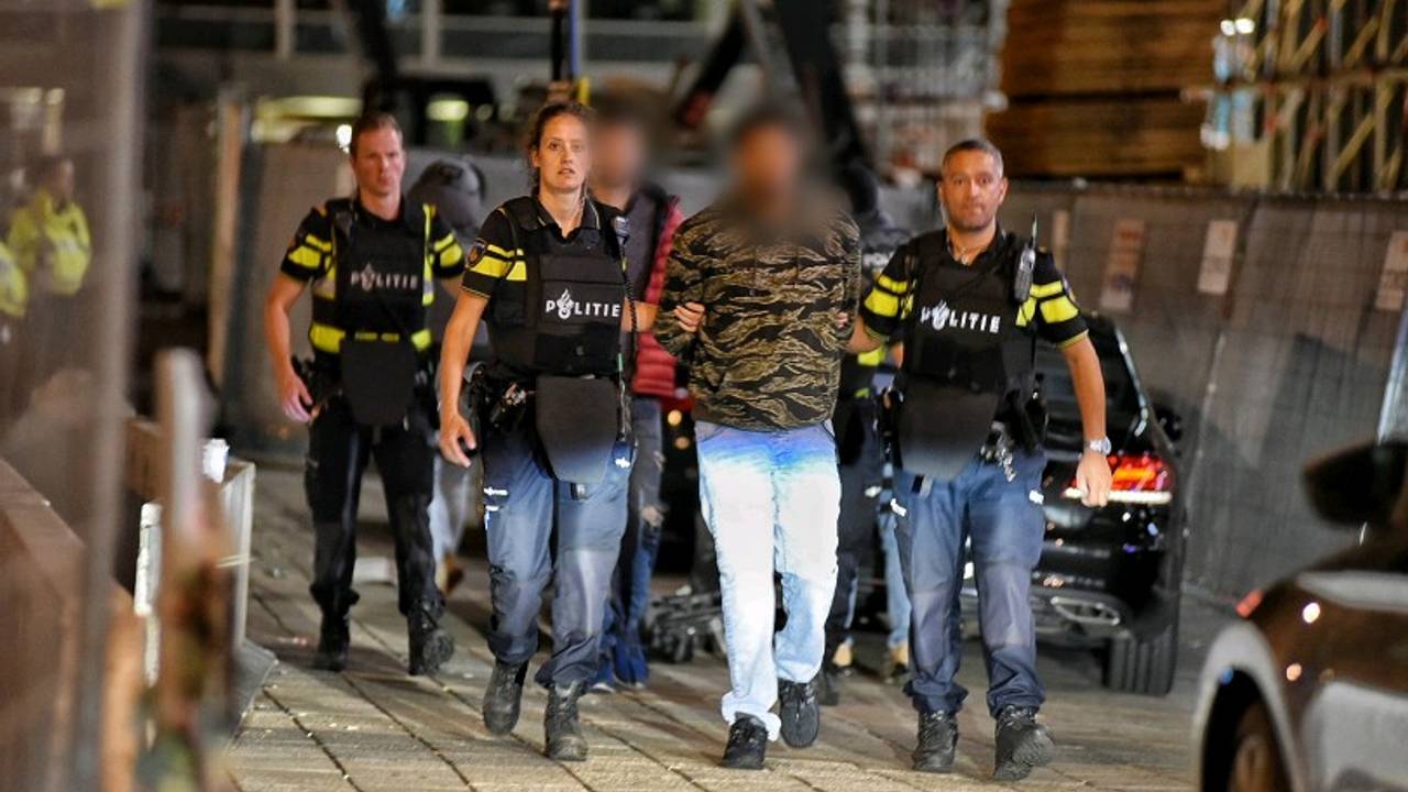 Een arrestatieteam pakten de vier verdachten op (Foto: Toby de Kort)