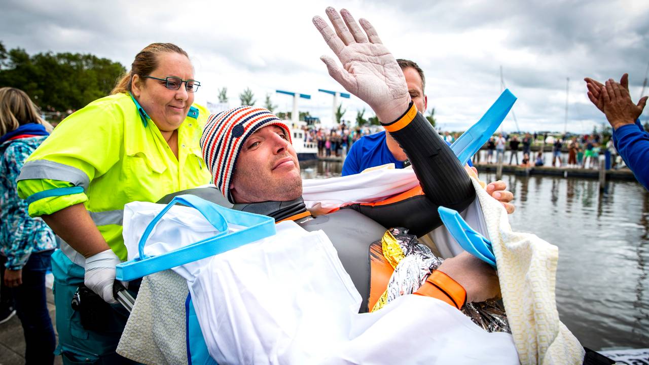 Maarten van der Weijden zwaait naar het massale publiek.