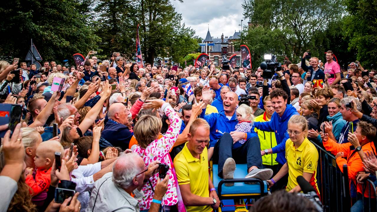 Maarten van der Weijden tijdens de huldiging in het centrum van Leeuwarden. (Foto: ANP)