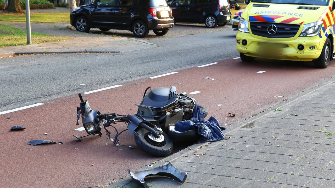 Van de scooter is weinig meer over. (Foto: Sander van Gils/SQ Vision)