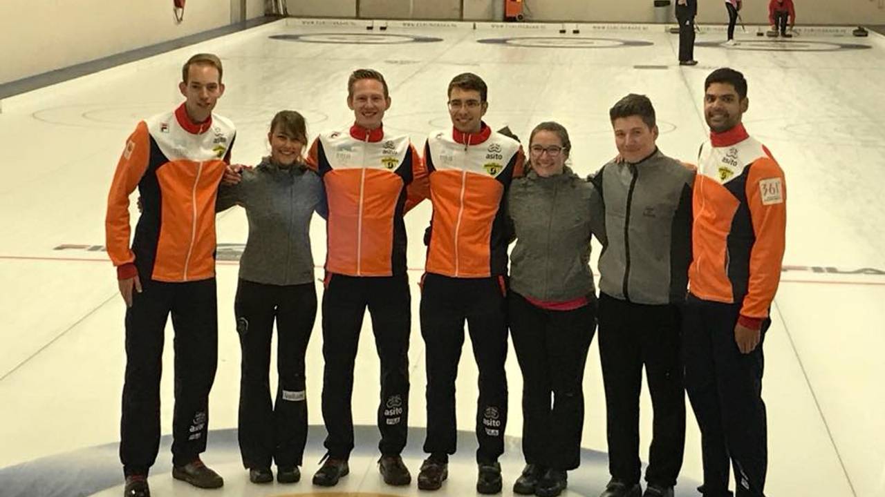 Jaap van Dorp staat in het midden. (Foto: Nederlands Curlingteam)