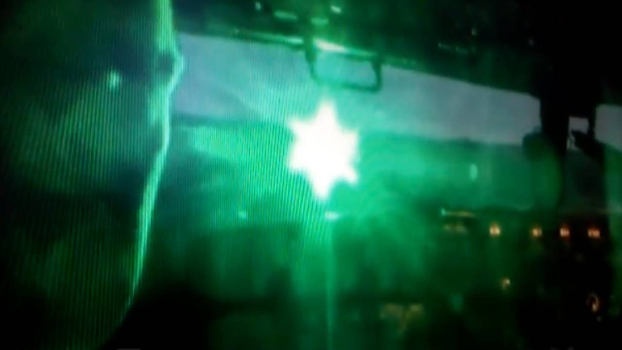 Een laserlicht schijnt in een cockpit (Beeld: YouTube)