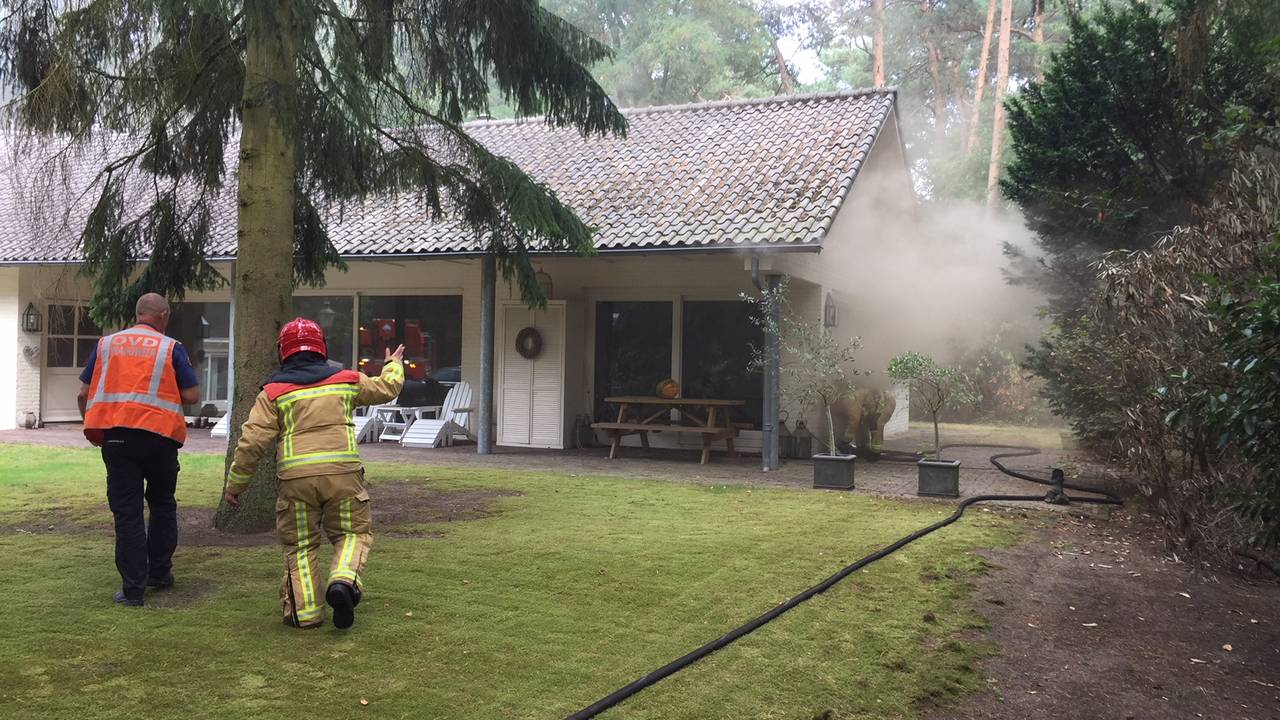 Er woedt brand in een villa in Leende. (Foto: Hans van Hamersveld)