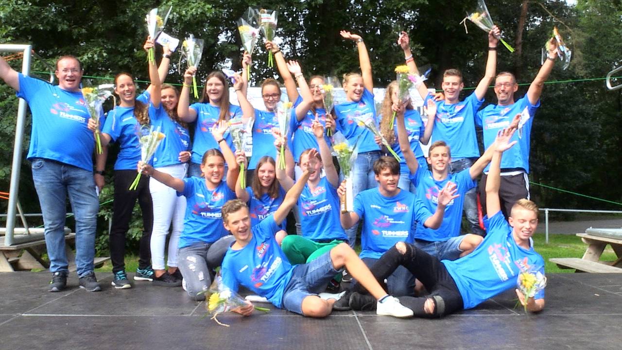 De 14 scholieren én 3 docenten zwommen 5,5 kilometer voor kankeronderzoek.