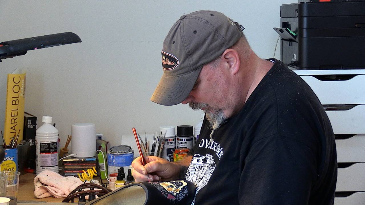 Peet werkt aan één van zijn creaties.