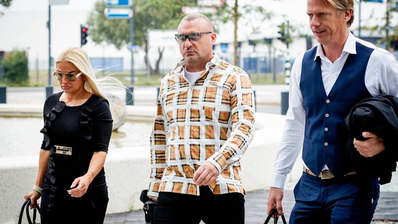 Klaas Otto (m) samen met zijn vrouw en advocaat Schuurman bij de rechtbank in Breda, in 2018