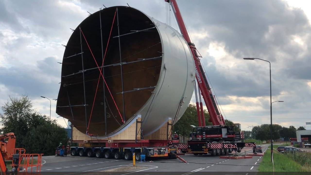 Het gevaarte wordt van de weg gehaald. (Foto: Paul Post)