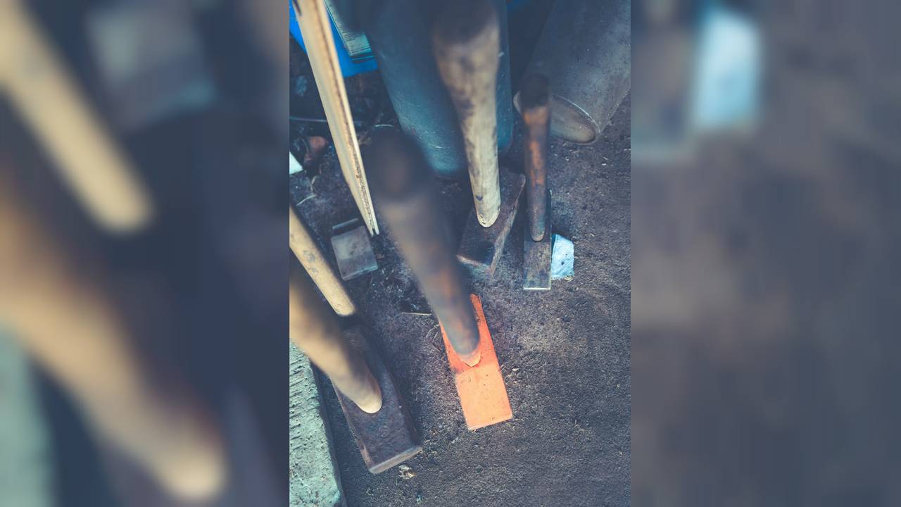 De vrouw sloeg met een soortgelijke hamer op de auto. (Foto: pexels.com)