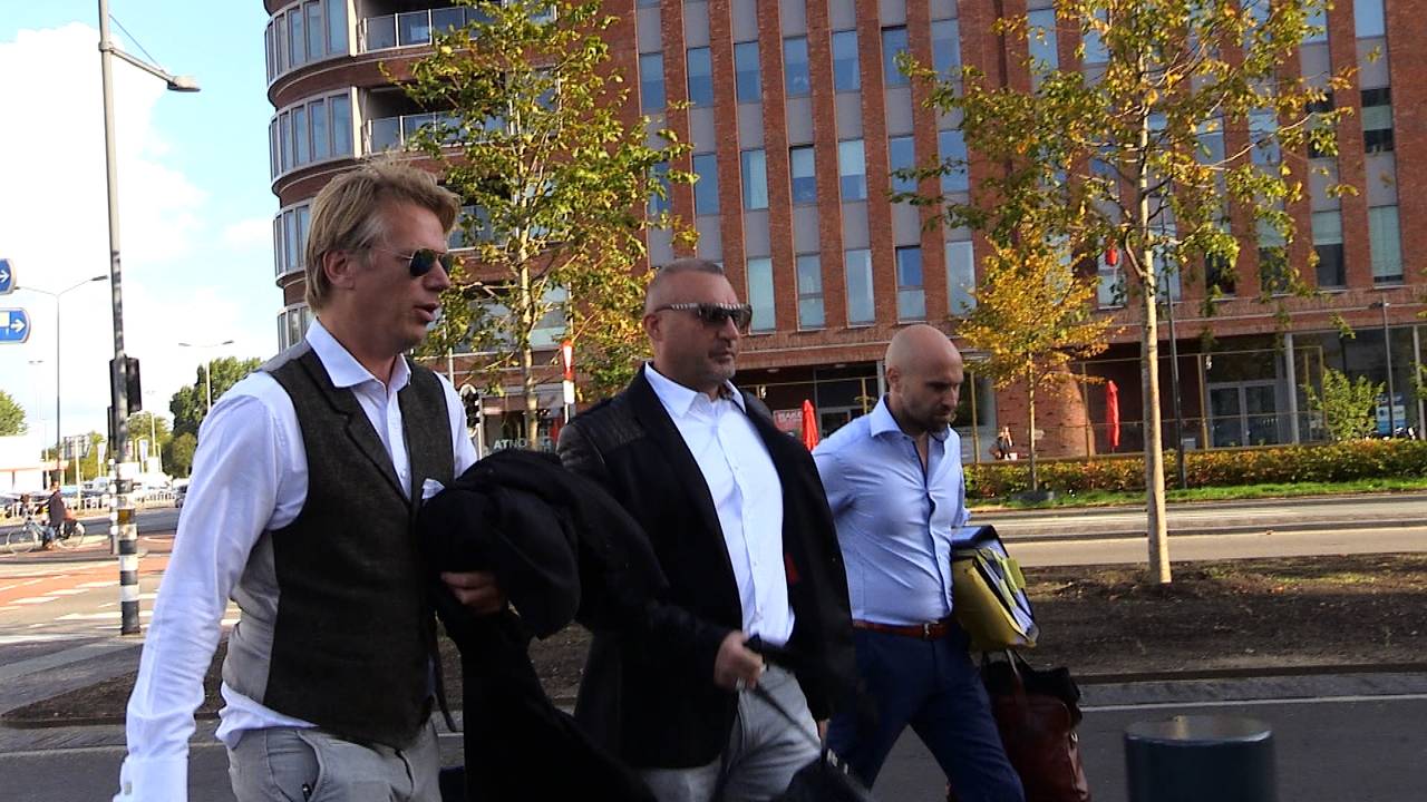 De aankomst van Klaas Otto en zijn advocaten vorige week vrijdag bij de rechtbank. (Foto: Raymond Merkx)