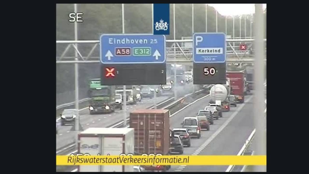 De middenberm stond korte tijd in brand. (Foto: Rijkswaterstaat)