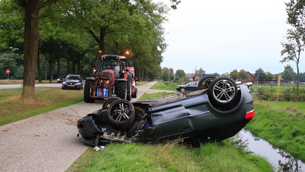 De auto week uit voor een tractor. (Foto: Danny van Schijndel)