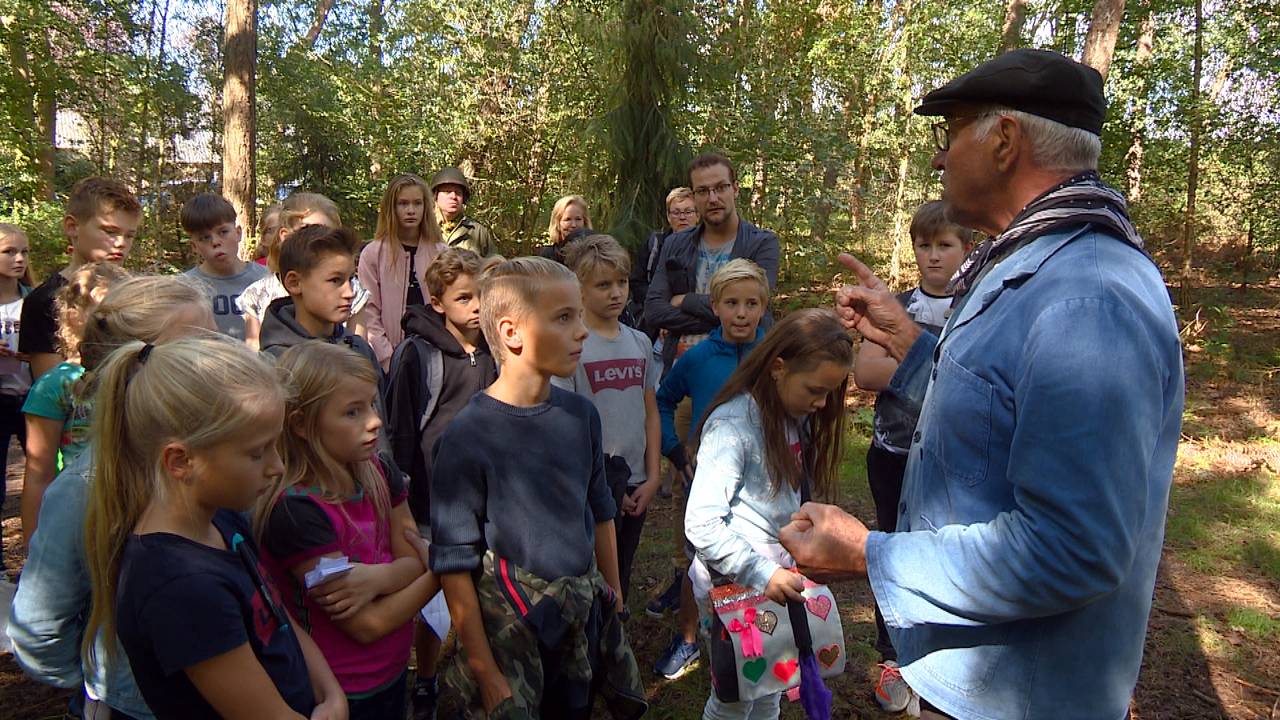 Kinderen luisteren aandachtig naar het verhaal van Bertje van Roosmalen.