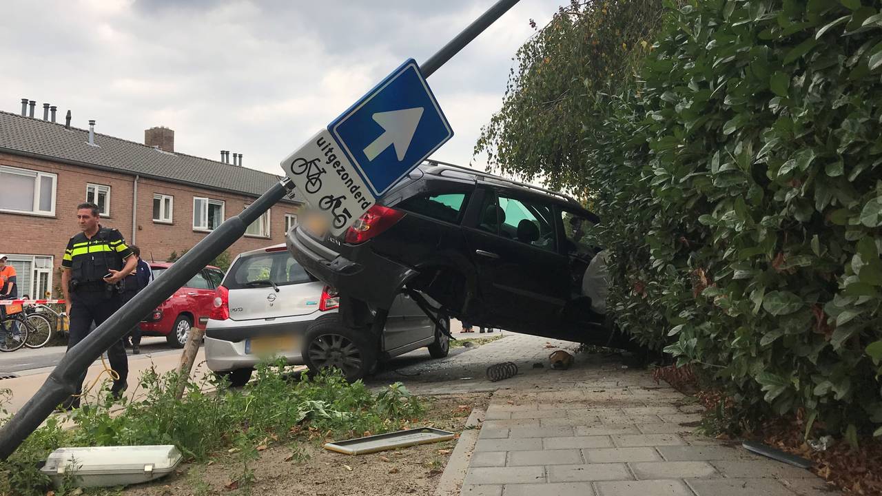 Auto crasht in Vught na politieachtervolging (foto: Bart Meesters).