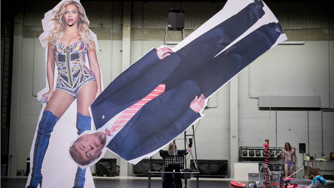 Metershoge poppen spelen de hoofdrol in "Het Verhaal van het Verhaal" (foto: Kurt van der Elst)