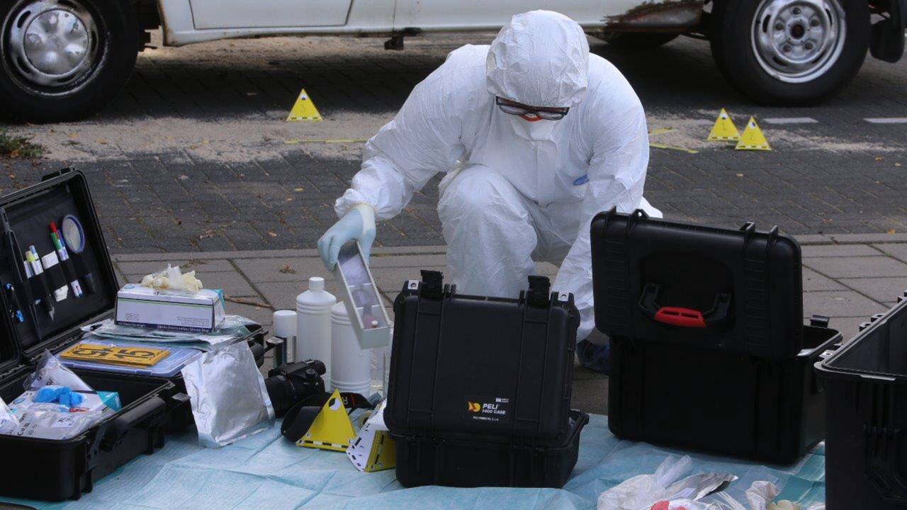 Het onderzoek op de 'plaats delict' in Helvoirt. (Foto: Bart Meesters)