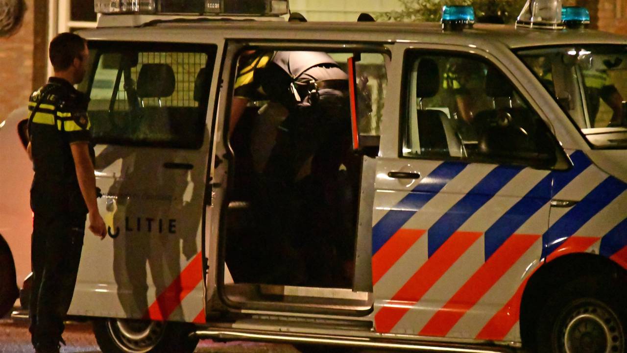 Extra agenten kwamen de agressieve man arresteren. (Foto: Alexander Vingerhoeds/ Obscura Foto)